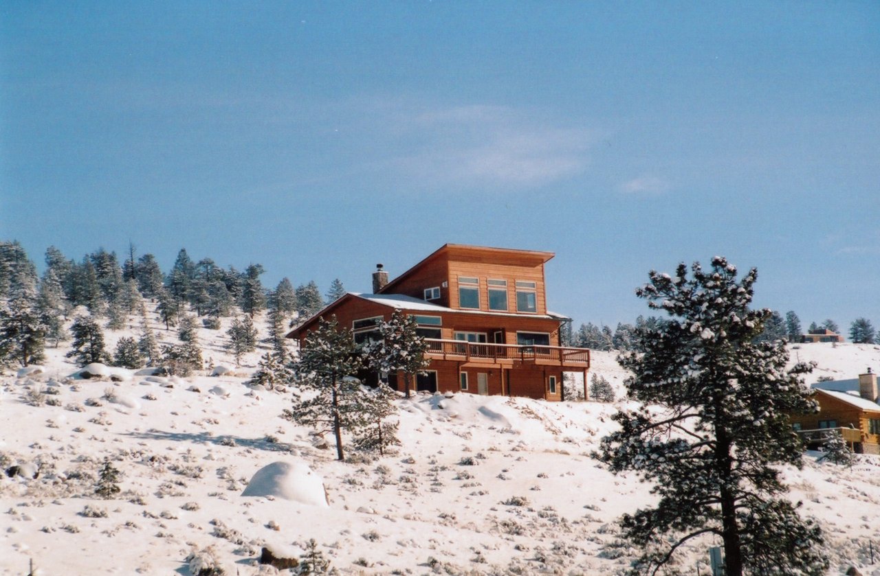 Twin Lakes home in snow 3